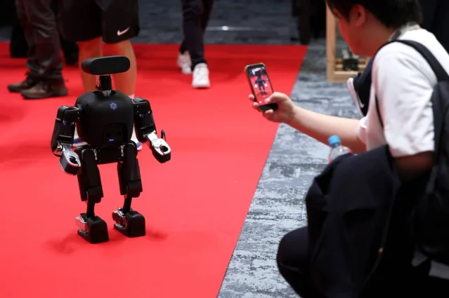 东京 Humanoids Summit 上的小型人形机器人
