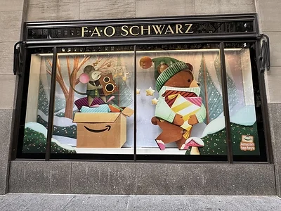 FAO Schwarz 洛克菲勒中心旗舰店的假日橱窗,右侧立着亚马逊快递箱造型的装置