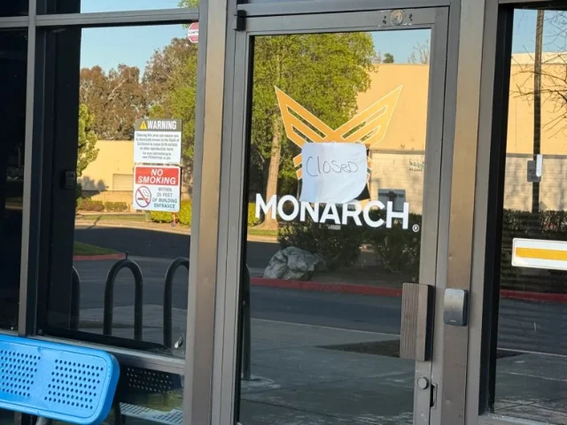 2026 年 3 月 19 日，Monarch 利弗莫尔总部 151 Lawrence Drive 的玻璃门上贴着手写的「Closed」