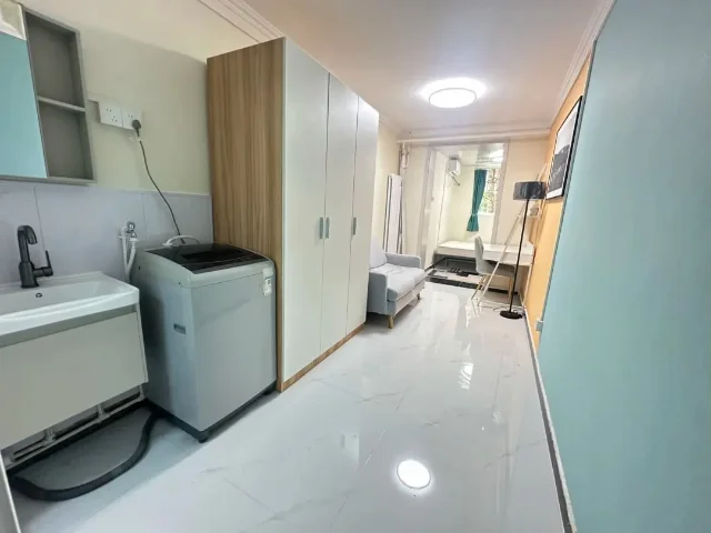 展春园小一居室洗手台与过道视角