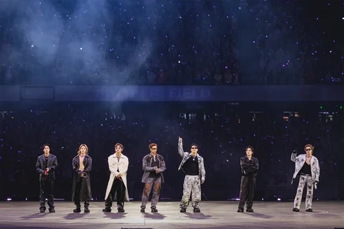 BTS 在蓝色烟雾与星光舞台上表演
