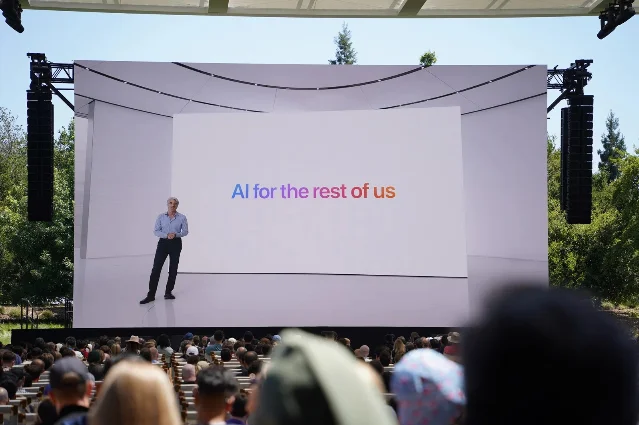 2024 年 WWDC 主题演讲现场,大屏幕显示「AI for the rest of us」,全新 Siri 从这里起步