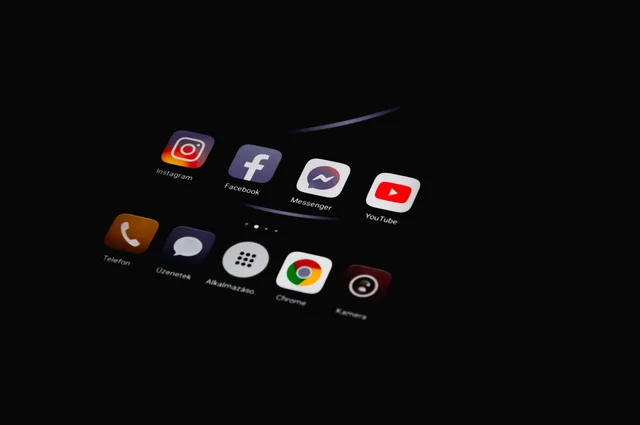 暗色调 Android 手机桌面特写,多个应用图标清晰可见,呼应 Android 用户反馈中的 UI 问题