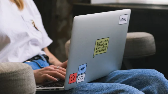 Développeur freelance travaillant sur du code depuis un espace de travail à domicile
