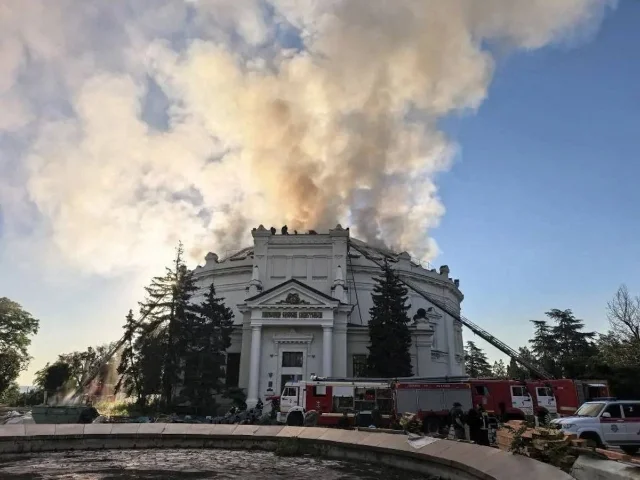 乌克兰无人机袭击塞瓦斯托波尔博物馆,建筑起火,克里米亚消防队扑救