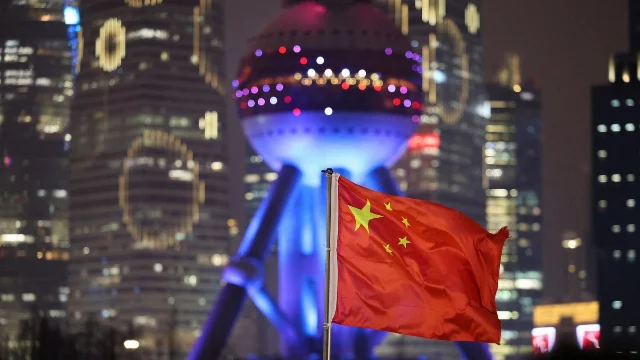 2026 年 2 月 28 日,上海外滩夜景中的中国国旗。路透社 7 月 31 日首次披露这部规定时使用过这张照片。图片来源:Go Nakamura / Reuters