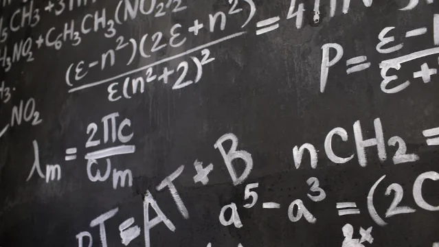 黑板上密密麻麻的数学公式,粉笔字迹清晰可辨