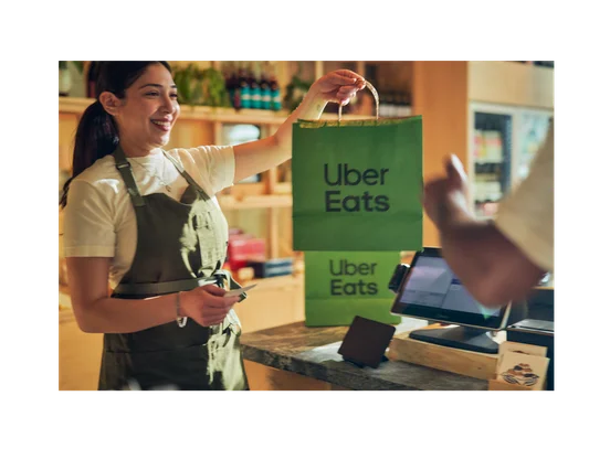 Uber Eats商家把餐品交给顾客的官方场景照片