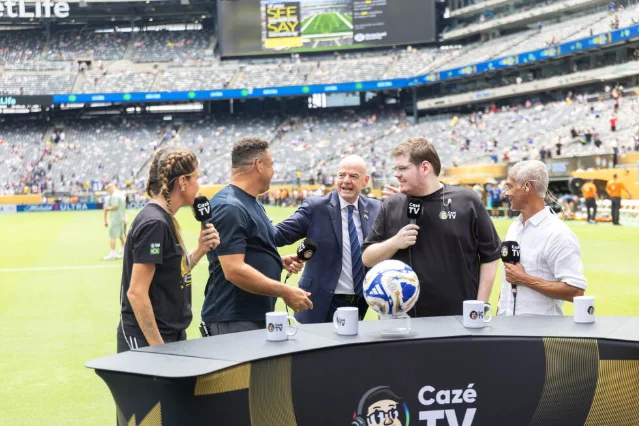 Casimiro Miguel and Brazilian football figures on a CazéTV set