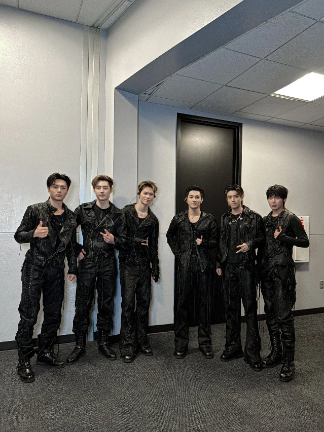 Oakland Arena 演出后台的黑色造型合照