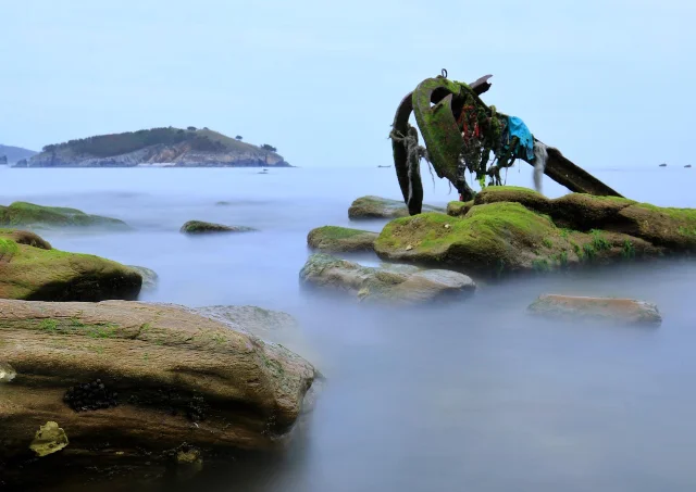 大连老虎滩海岸礁石与蓝色大海