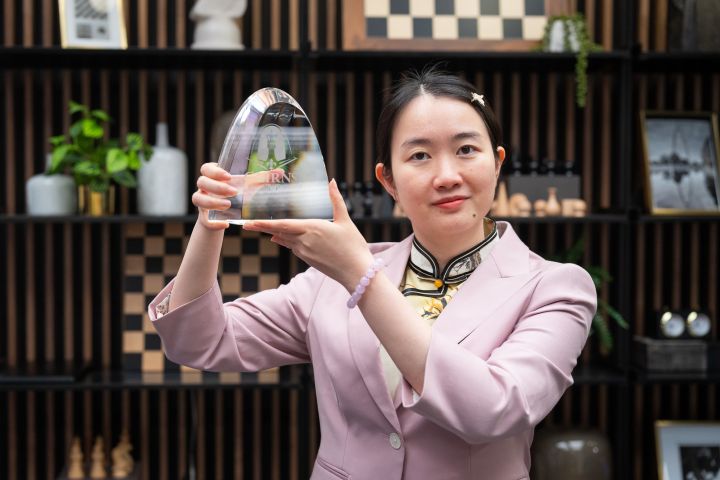 Tan Zhongyi holding the Cairns Cup trophy