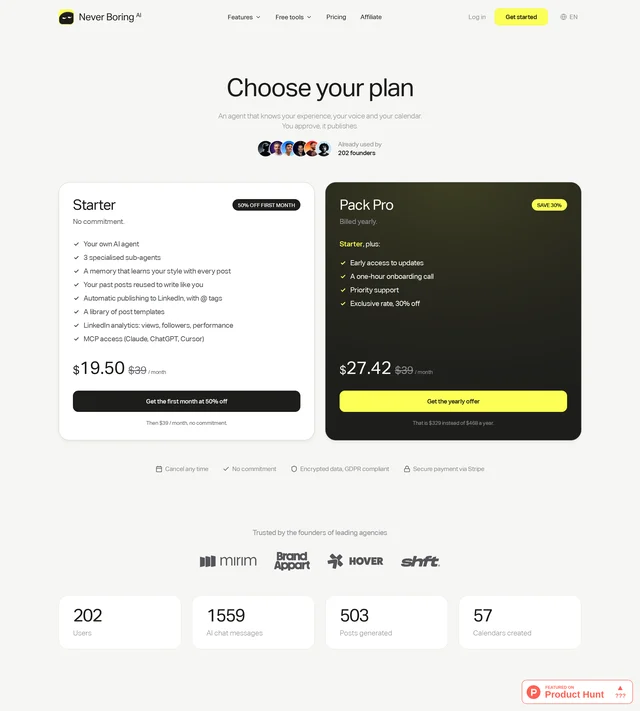 Never Boring AI 官网定价页首屏：标题 Choose your plan，副标题写着 You approve, it publishes；左卡 Starter 标 $19.50、原价 $39，右卡 Pack Pro 标 $27.42、原价 $39，角标 SAVE 30%；下方一行四个指标 202 Users、1559 AI chat messages、503 Posts generated、57 Calendars created