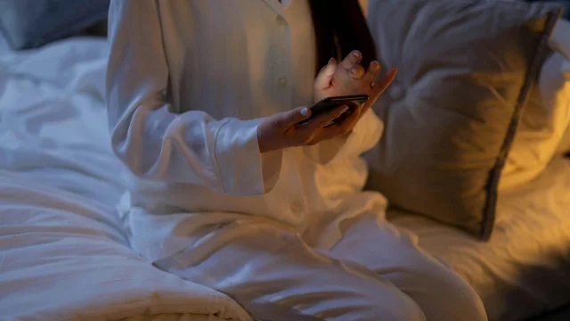 夜晚卧室刷手机追剧
