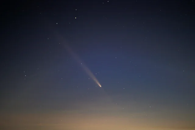 彗星划过夜空——类似的条状光迹在欧洲 5 月 1 日夜间引发大量目击报告