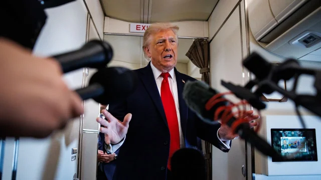 Trump 在空军一号上就政府持股 AI 公司问题回应记者