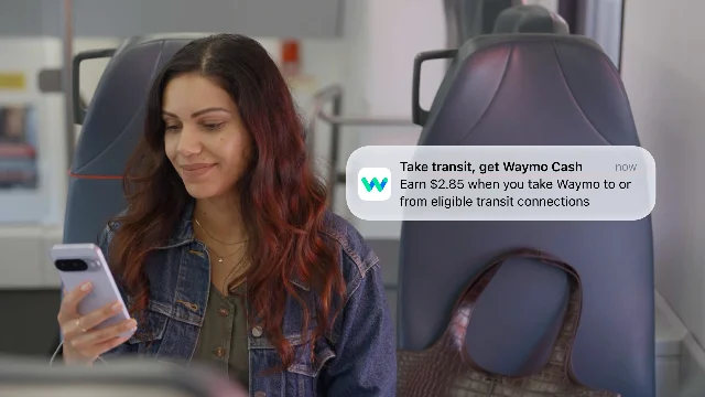 乘客在车厢内收到 Waymo Cash 到账提示