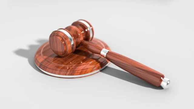 司法拍卖法槌,象征强制处置与公开竞价