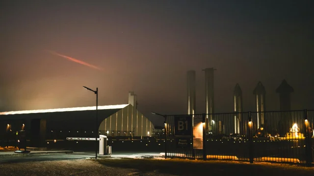 SpaceX 德克萨斯星际基地夜景,美国旗飘扬