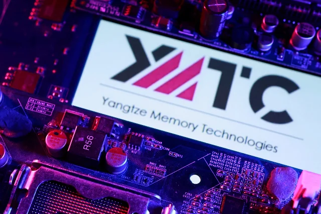 YMTC 标识与计算机主板的插图