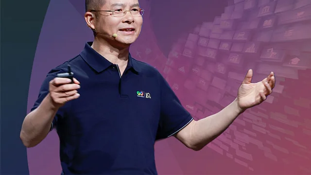 徐直军在华为全联接大会 2025 开幕主题演讲现场，身后的屏幕上是当天的演讲主题