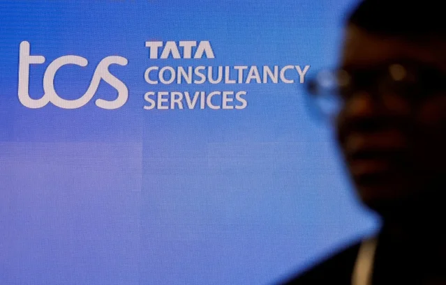 TCS 标识前的人影