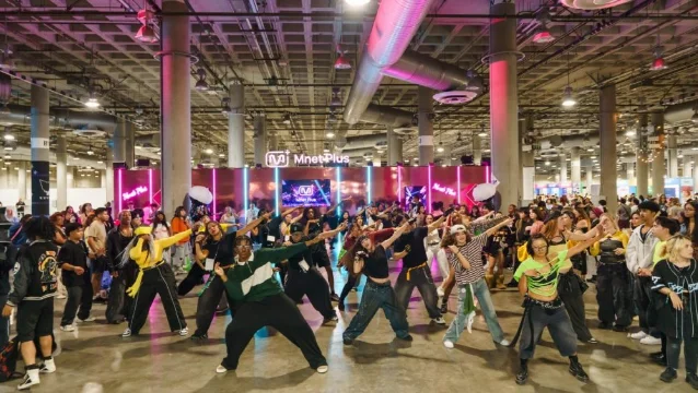 KCON LA 2026 会议中心内的参与式舞蹈活动