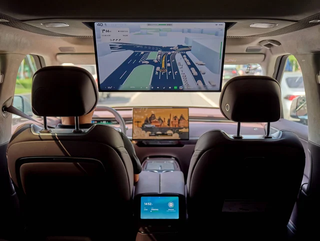 悠游 Robotaxi 二排娱乐屏显示自动驾驶环境可视化