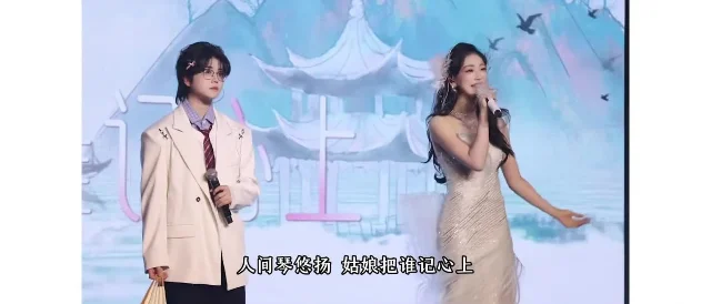 舞台上的两位演唱者