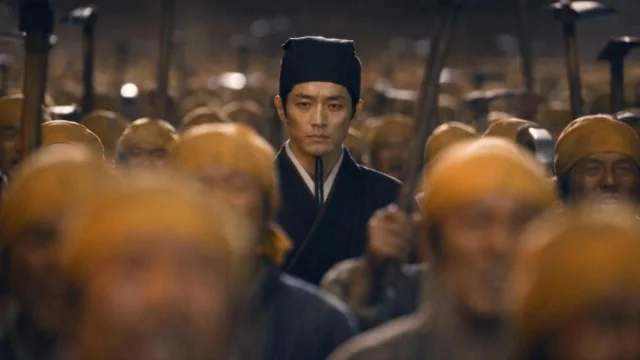 《我这一生最大的罪,是把人写成了妖……》B站封面:黑衣文官站在黄巾人群中央,构图把「记录者」和「被记录的群体」压在同一画面里。