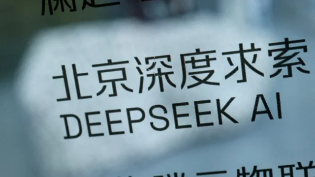位于北京的一处 DeepSeek 办公场所标牌,摄于 2025 年 2 月。路透社独家披露,该机构正推进设立首任 CFO 并筹备科创板上市。图片来源:Florence Lo / Reuters