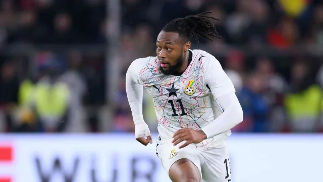 Antoine Semenyo 身穿 Ghana 球衣带球