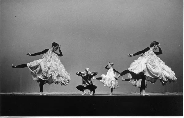 1958 年《Antic Meet》演出中的 Merce Cunningham Dance Company 舞者,服装与布景由 Robert Rauschenberg 设计
