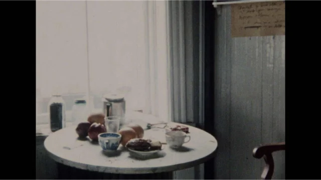 《La Chambre》(1972)中的室内桌面与墙面