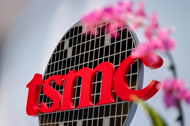 TSMC 标识安装在建筑立面前