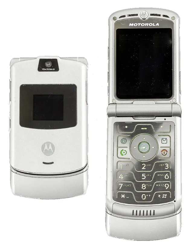 闭合与打开并置的银色 Motorola RAZR V3,左侧为外屏与机背相机,右侧为内屏与金属键盘