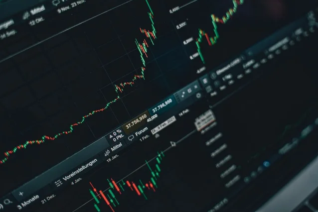 K 线图与数据面板 — 机构持仓追踪场景