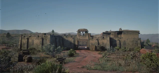 荒漠中的 Fort Mercer,中央大门和破旧城墙正对着道路