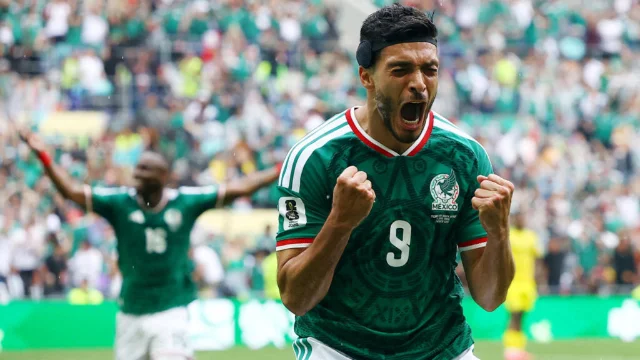 Raúl Jiménez celebra su gol de cabeza ante Sudáfrica en el arranque del Mundial 2026 en el Estadio Azteca.