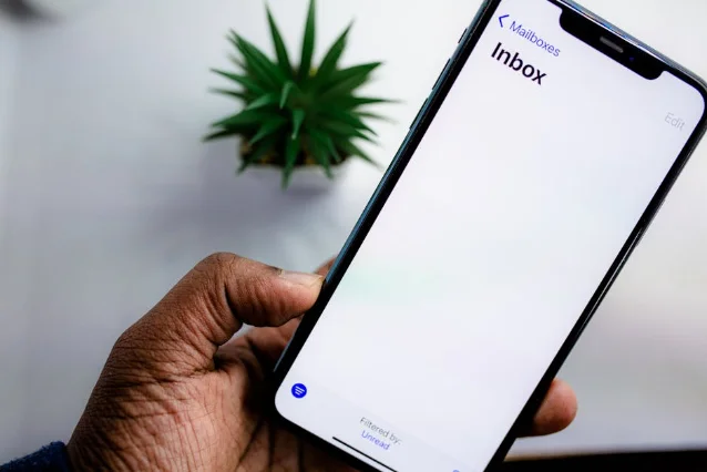 收件箱快扫——手机邮件 APP 界面特写