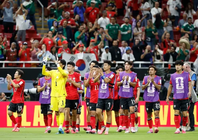 South Korea players react after Hwang In-beom's equalizer at Estadio Guadalajara