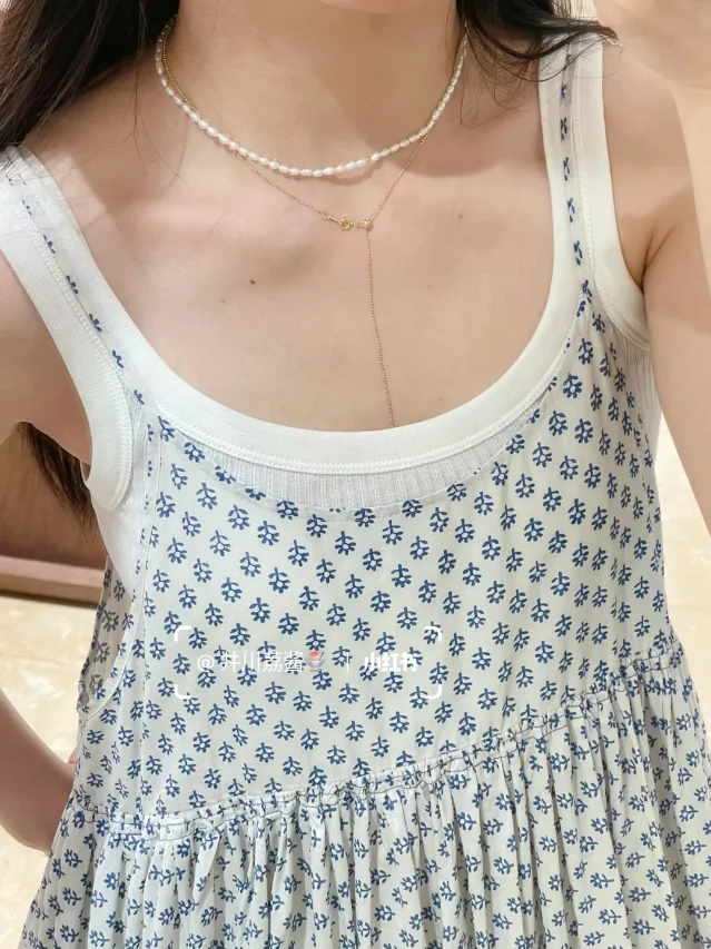 碎花裙与夏日花丛
