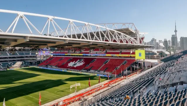 Toronto Stadium 看台与城市天际线