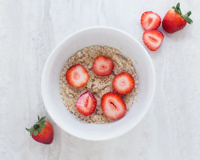 Oatmeal with strawberries, a simple Sunday night glycogen top-off option