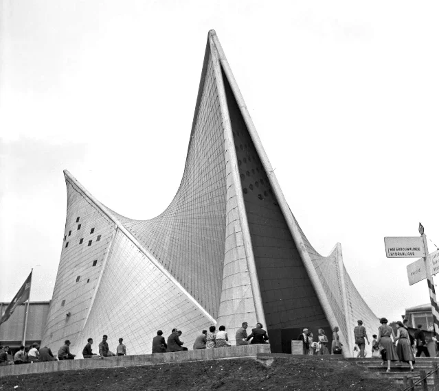 1958 年布鲁塞尔世博会的 Philips Pavilion,曲面混凝土外壳从地面向上收束
