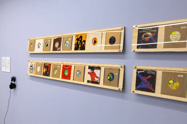 《Incognito》展览中的 7 英寸唱片墙;Cosey Fanni Tutti 将脱衣表演使用的唱片作为个人档案的一部分保存