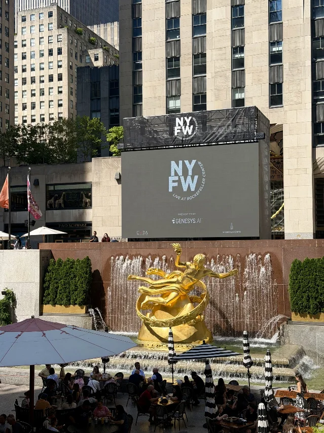 洛克菲勒中心溜冰场大屏幕前设立的 NYFW 户外直播专区