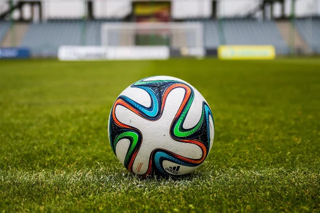 Bola no gramado do estádio — símbolo do futebol mundial