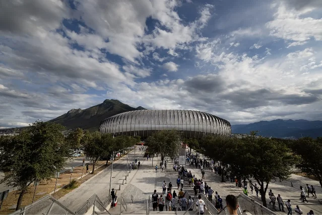 Monterrey Stadium 与山景