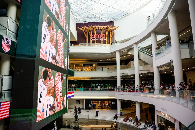 Pacific Place 内部大屏观赛空间